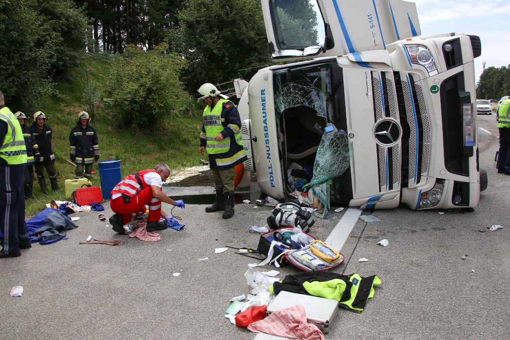 Schwerer Lkw Unfall Auf Der Westautobahn Bei Laakirchen Salzi At