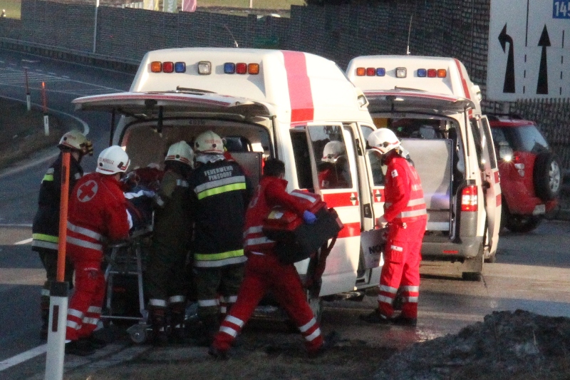 Drei Verletzte Und Straßensperre Nach Unfall Auf Der B145 - Salzi.at