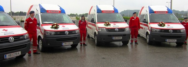 Vöcklabruck: fünf neue Rettungsautos wurden mit Segnung und Dämmerschoppen gefeiert