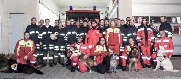 Suchhunde und Feuerwehr in der Nacht im Einsatz