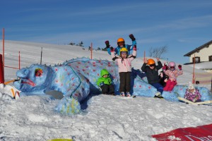 Ebensee: Künstlerischer Seilbahner baut Drachen aus Schnee