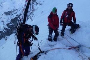 Snowboarder vor drohendem Absturz über 30 Meter hohe Felswand gerettet!