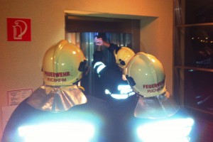 Puchheim: Feuerwehr befreit Frau aus Lift