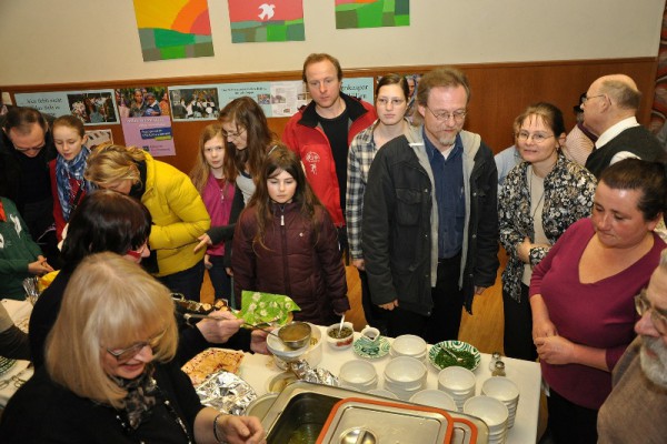 Suppenessen im Pfarrhof