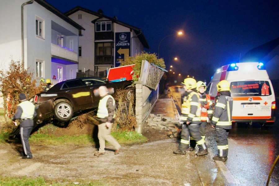 Taxi in Garten eines Einfamilienhauses geschleudert salzi.at