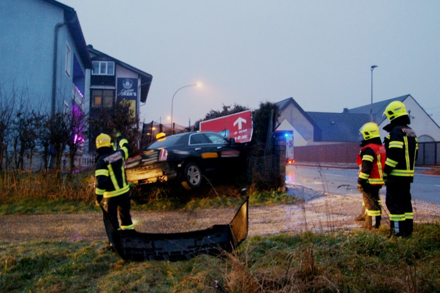 Taxi in Garten eines Einfamilienhauses geschleudert salzi.at