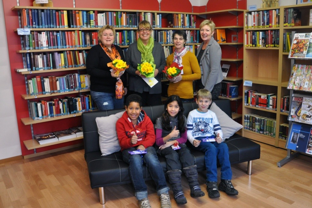 Kirchhams eifrigste LeserInnen v.l.n.r. sitzend: Gabriel Hutterer, Roswitha Pheav und Johannes Moser, stehend: Christine Thanner, Elfi Wolfsgruber und Greti Nußbaumer mit Bücherleiterin Elisabeth Huemer (Foto: privat)