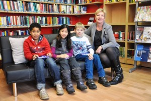 Büchereileiterin Elisbeth Huemer mit den lesebegeisterten Kids Gabriel Hutterer, Roswitha Pheav und Johannes Moser (v.l.n.r.)