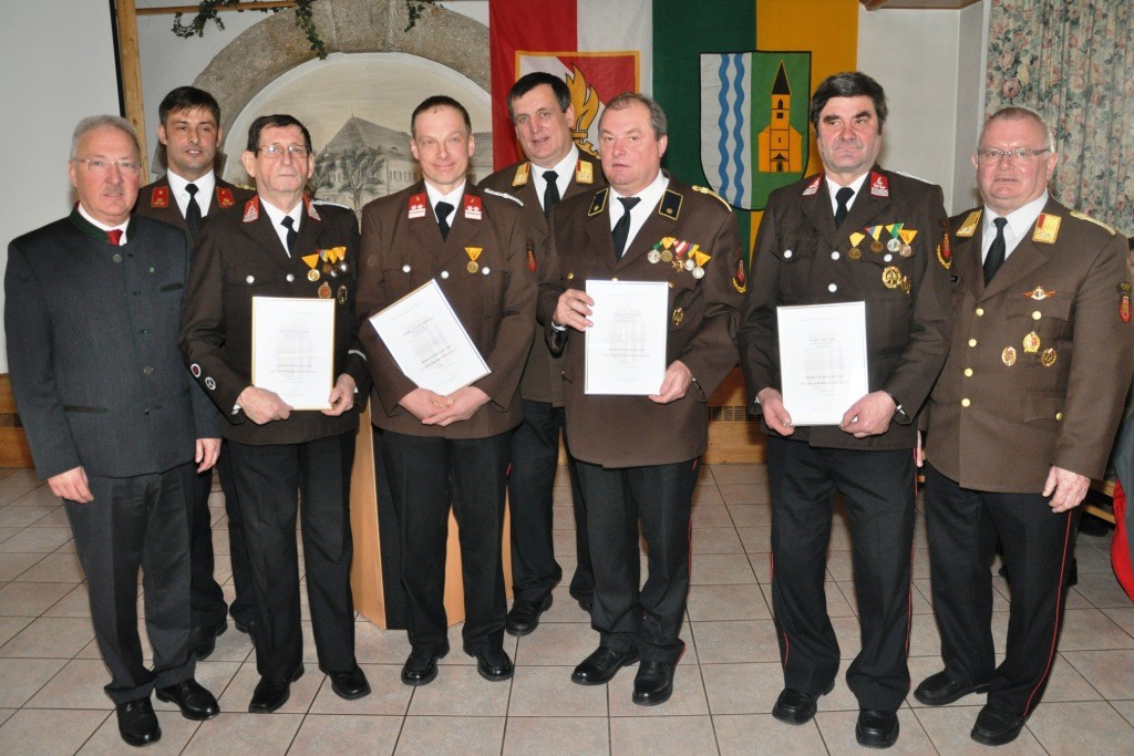 Foto (A. Steinbach) 2: v.l.n.r. Bürgermeister Hans Kronberger, Kommandant Gerhard Hutterer, die Geehrten Franz Beiskammer, Markus Hessenberger, Bezirkskommandant Stefan SChiendorfer, Franz Hutterer, Karl Söllner und Abschnittskommandant Christian Huemer.