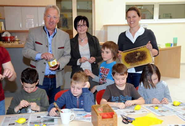 Kirchhamer Volksschulkinder bei der von Imkerin Andrea Cecon (Mitte) gestalteten Nachmittagsbetreuung mit Bürgermeister Hans Kronberger und Dir. Karin Schwarzlmüller