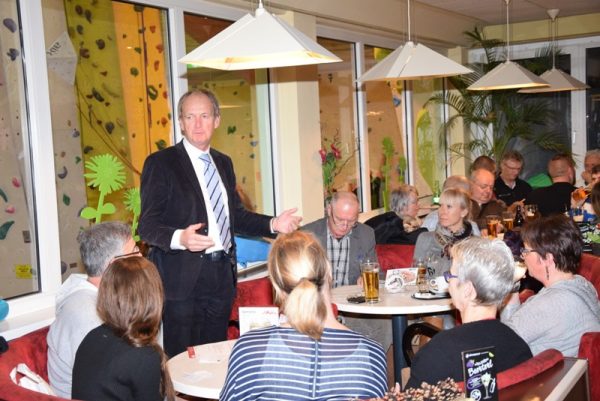 Bürgermeister Mag. Brunsteiner und Sportreferent StR Herbert Theil mit den Verantwortlichen der Vöcklabrucker Sportvereine. (Foto: privat)